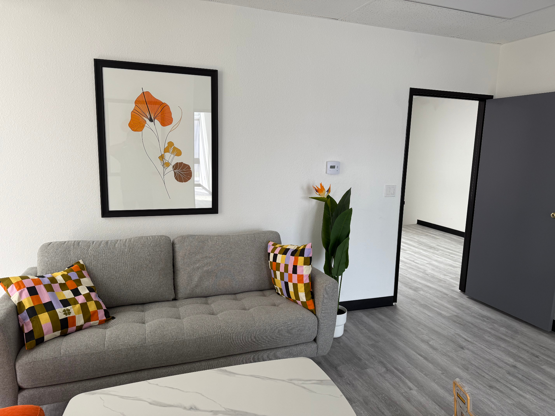 Clean, freshly serviced office lounge by AIM